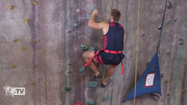 Los Reds se entrenan haciendo escalada