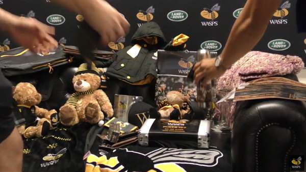 Los Wasps envuelven regalos de navidad