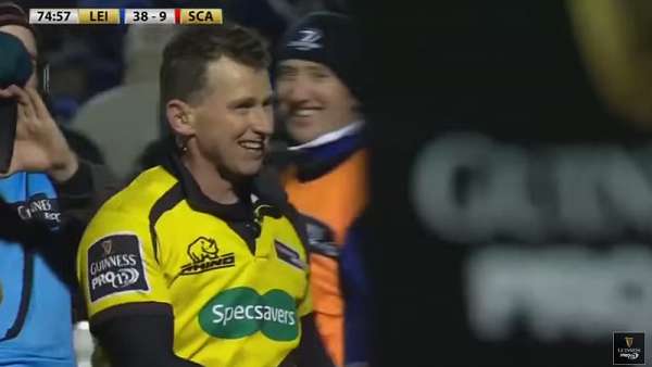 Nigel Owens amonestó al ball boy