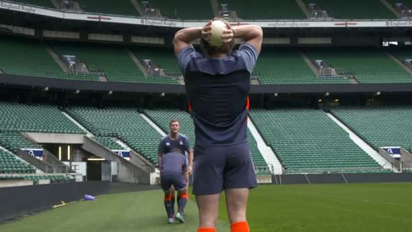 Inglaterra 7's entrena con huevos de avestruz