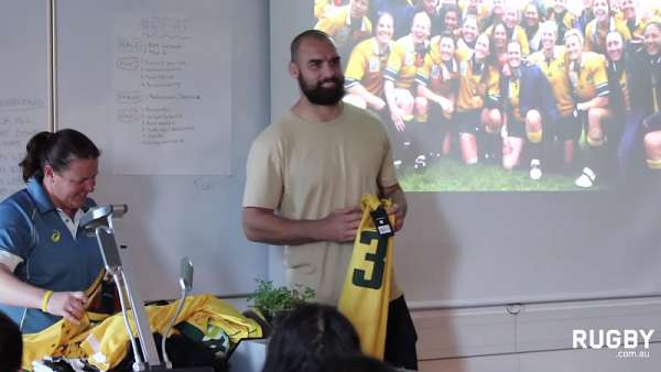 Scott Fardy le entregó las camisetas a las Wallaroos