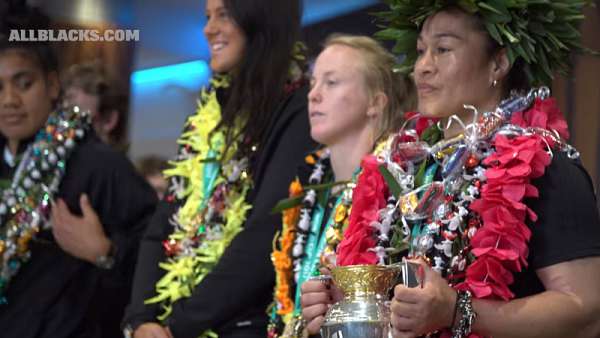 Las Black Ferns llegaron a casa con la copa