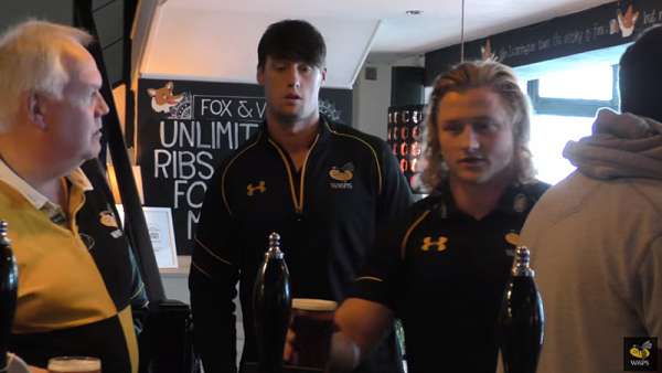 Los Wasps visitaron un pub en Leamington 