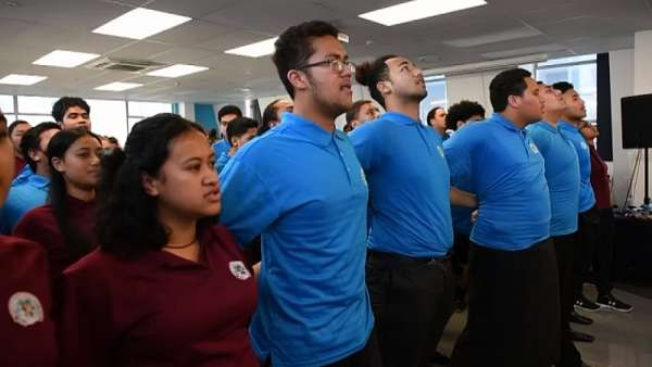 Les Bleus se enfrenta al Haka de estudiantes de Otahuhu