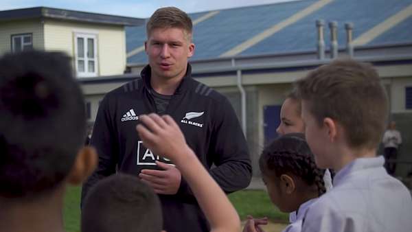 Los All Blacks sorprendieron a un grupo de niños