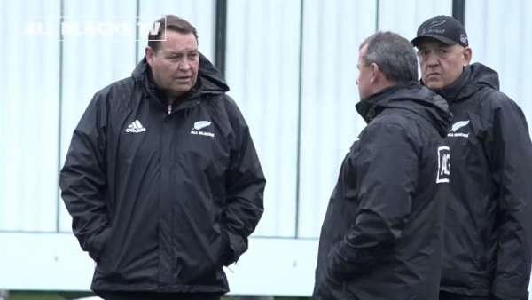 Steve Hansen y los XV de los All Blacks ante Francia