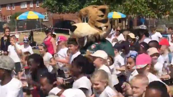 Welford, de visita en una escuela primaria