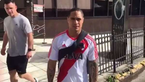 Aaron Smith paseó por Buenos Aires con la camiseta de River