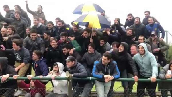 Tomás Lavanini y Sebastián Cancelliere alentando por Hindú Club