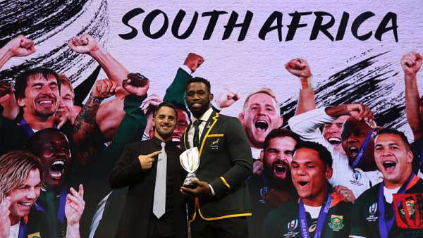 Siya Kolisi con los dos premios de Springboks