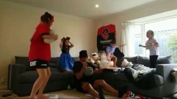 El divertido baile de Whetu Douglas con su familia