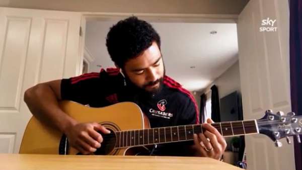 Richie Mo’unga y su talento musical