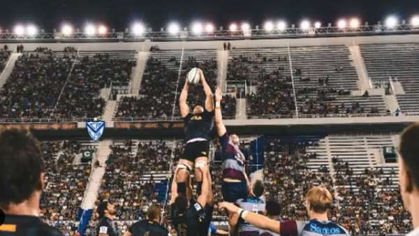 Guido Petti no paró de ganar lines en el Super Rugby