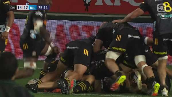 Damian McKenzie apoyó el “Try Of The Week” en Nueva Zelanda