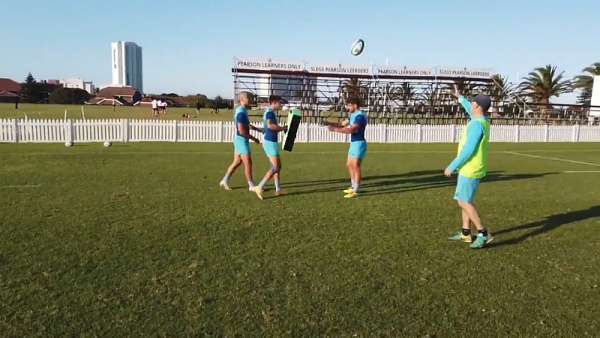 Los Pumas entrenan a la espera de viajar