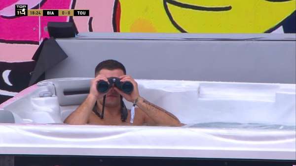 ¿Ver el partido desde un jacuzzi? Sólo en Francia