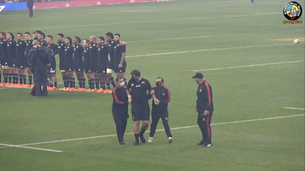 Se coló y cantó el himno con los All Blacks!