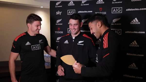 Beauden Barrett y Rieko Ioane sorprendieron a Will Jordan