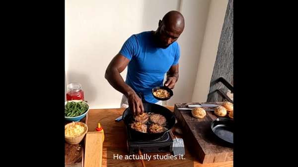 Dennis Ombachi y su faceta gastronómica