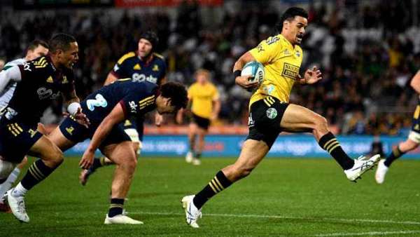 Highlanders 21-22 Hurricanes