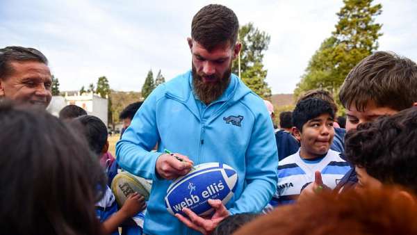 Los Pumas y una clínica con niños