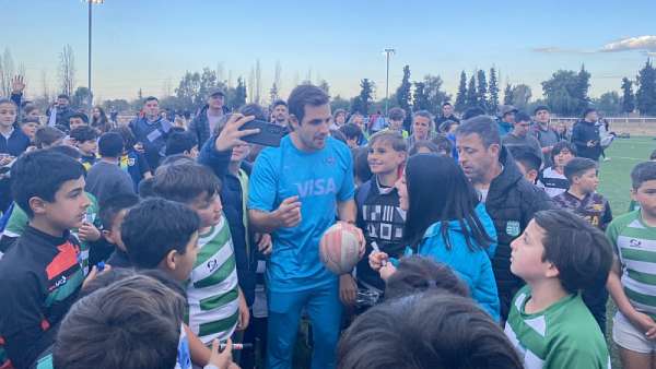 Los Pumas visitaron a los chicos de Universitario Rugby Club