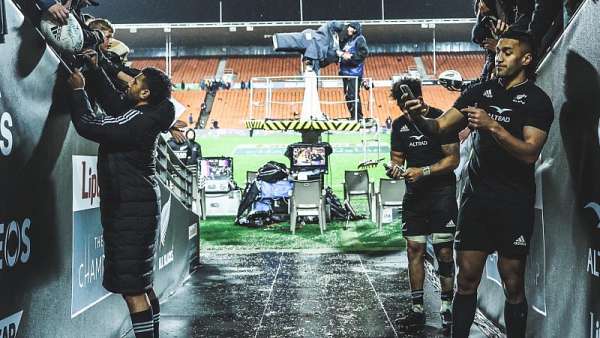 El festejo de los All Blacks en el vestuario