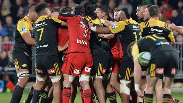 Fifita cargó a Read y hubo problemas