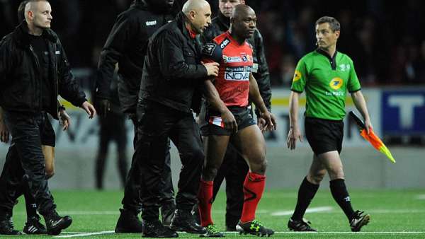 Tian Silvere se la agarró con el referee