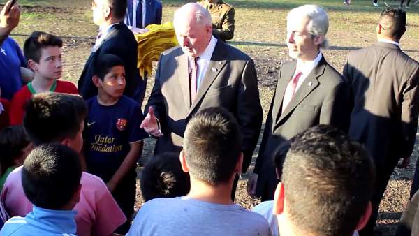 Peter Cosgrove acompañó a Botines Solidarios