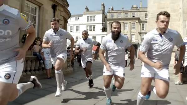 Bath presentó su camiseta por las calles de la ciudad