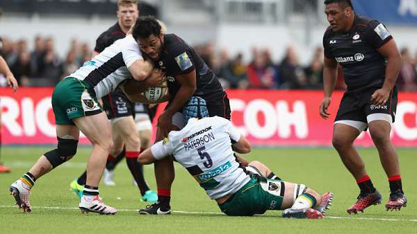 Billy Vunipola y un tackle al límite