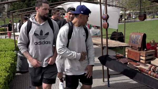 Los All Blacks caminan por las calles de Buenos Aires